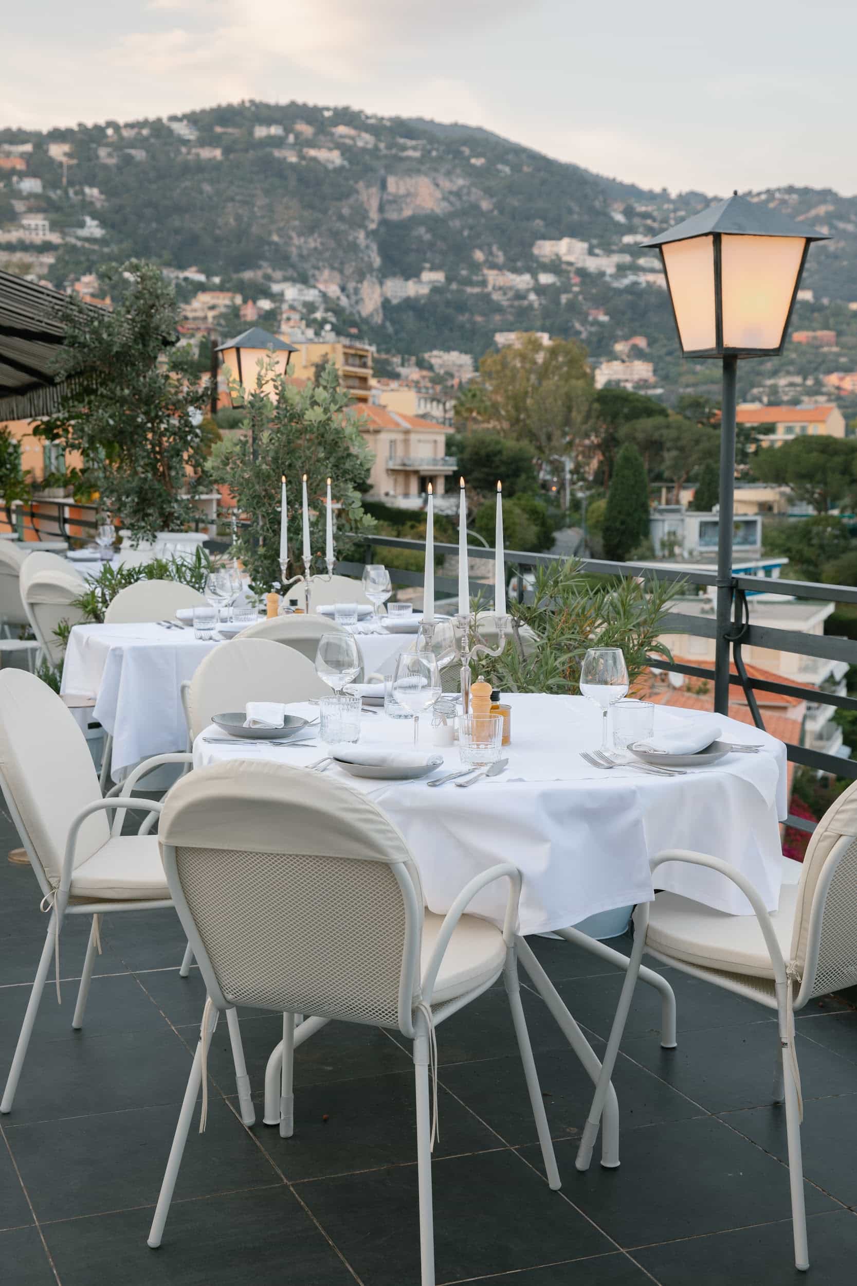 TERRASSE DU ROSSANA AVEC CHAISE BLANCHE, NAPE BLANCHE ET VU SUR LA RADE DE VILLEFRANCHE
