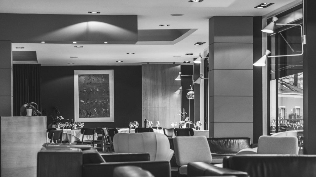 Salon et restaurant interieur en noir et blanc