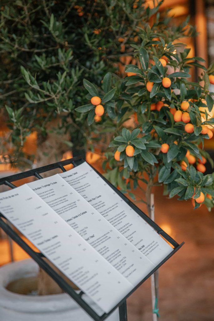Menu du restaurant Rossana ouvert avec clémentinier en fond